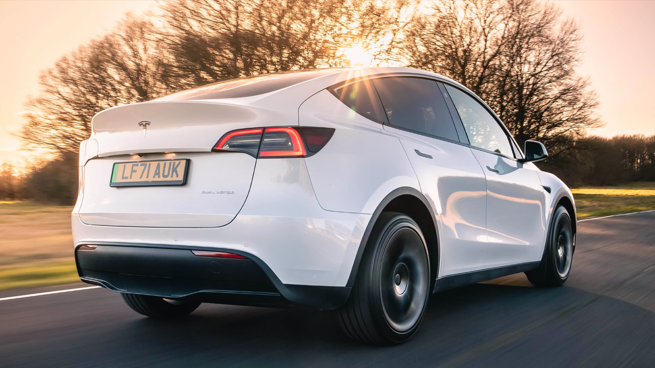 tesla alti koltuklu model y uzerinde calisiyor 2