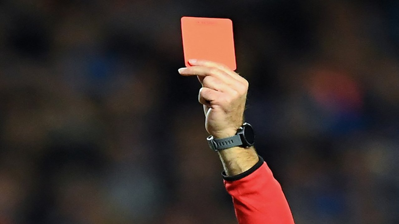 Kırmızı kart gördüğü için hakemi bıçaklayan futbolcunun kulübü ligden çekildi! 5 499710