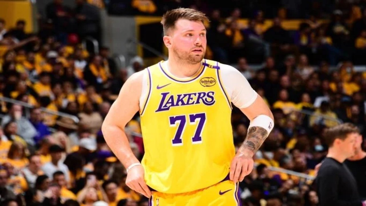 NBA'de Lakers, Doncic'in forma giydiği ilk maçta Jazz'ı mağlup etti 13 499755