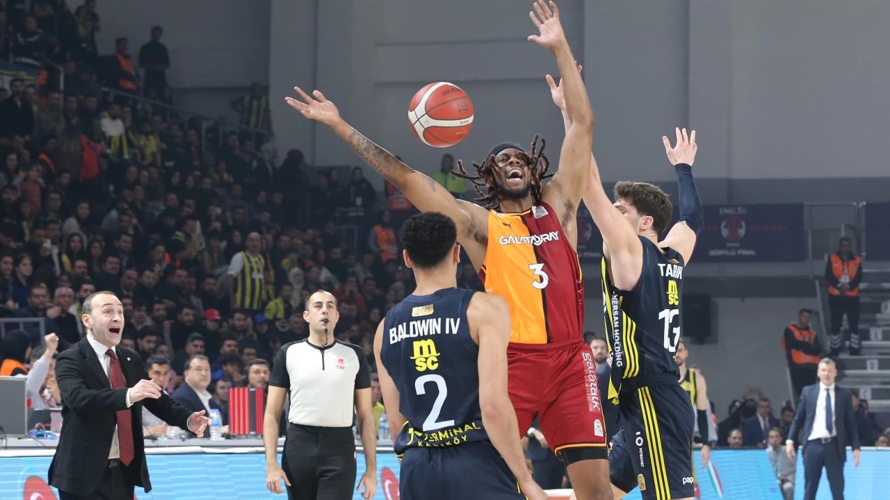 Basketbolda olaylı derbi; Fenerbahçe tribünleri çıkarıldı, derbi kaldığı yerden devam etti 14 500389