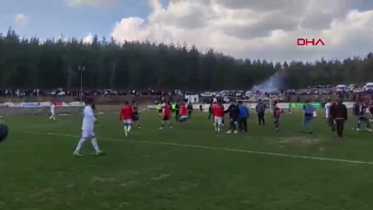 Yöneticiler ile taraftarlar hakeme saldırdı! 10 500697