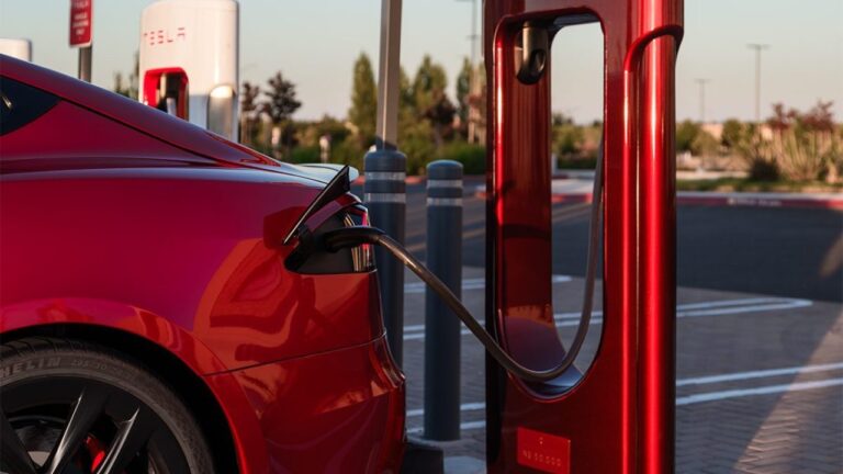 Tesla Supercharger'larda kuyruk sistemini denemeye başlıyor! 31 tesla sarj istasyonlarinda kuyruk sistemini denemeye basliyor kapak