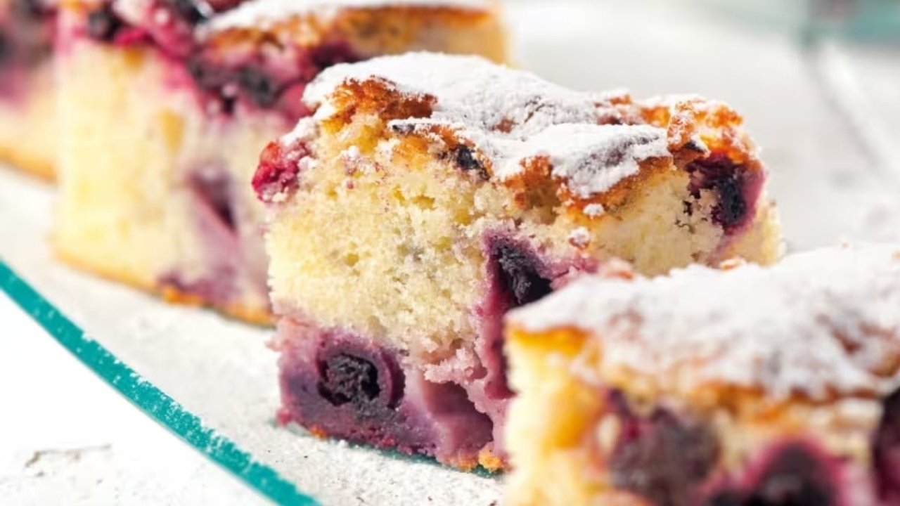 Çay saatinin vazgeçilmezi olacak! Meyveli yumuşacık kek tarifi 7 504013