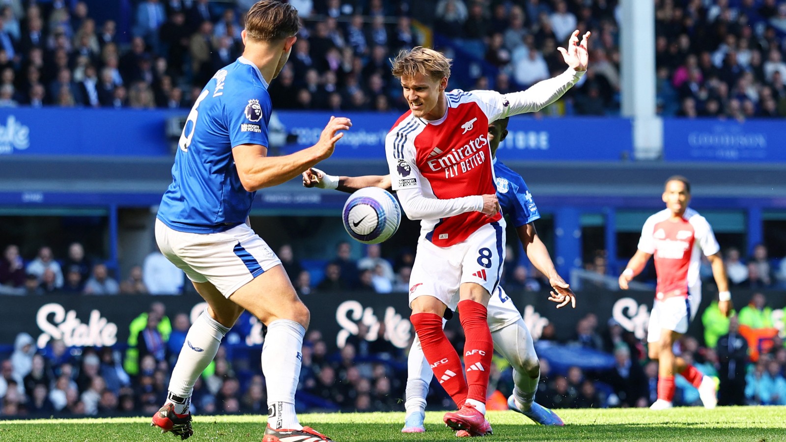 Hakem kararından dönüp maçı sürdürdü 10 509296