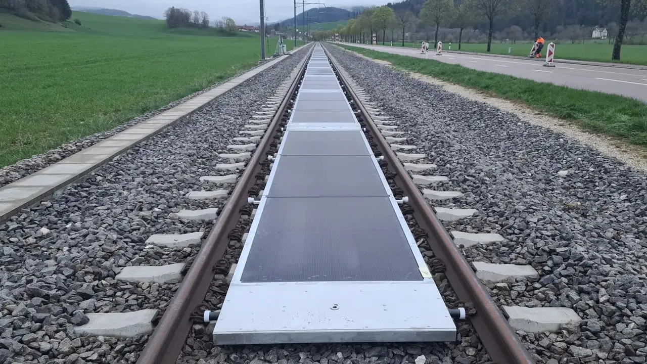 Demiryolu hatti uzerine gunes en.webp