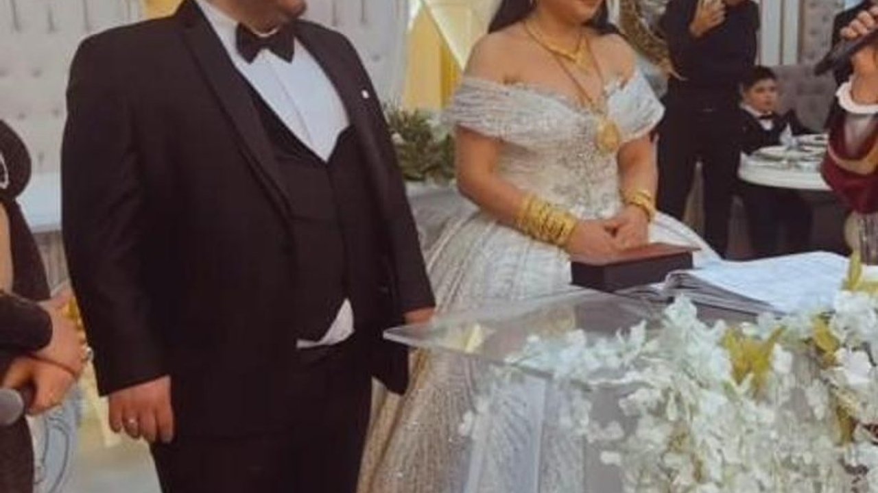 Murat Övüç’ün yıllardır gizlenen eski eşi ortaya çıktı: Düğünde altın yağmuru estirdi! 44 519217