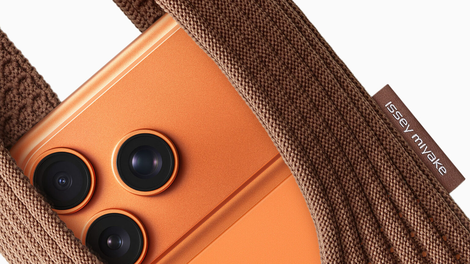 Apple iPhone Pocket and ISSEY MIYAKE cinnamon with iPhone 17 Pro big.jpg.large 2x 1536x864 1