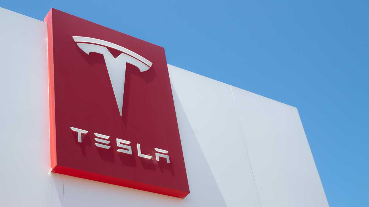 Tesla FSD 14.1.4 yenilikler ile geldi