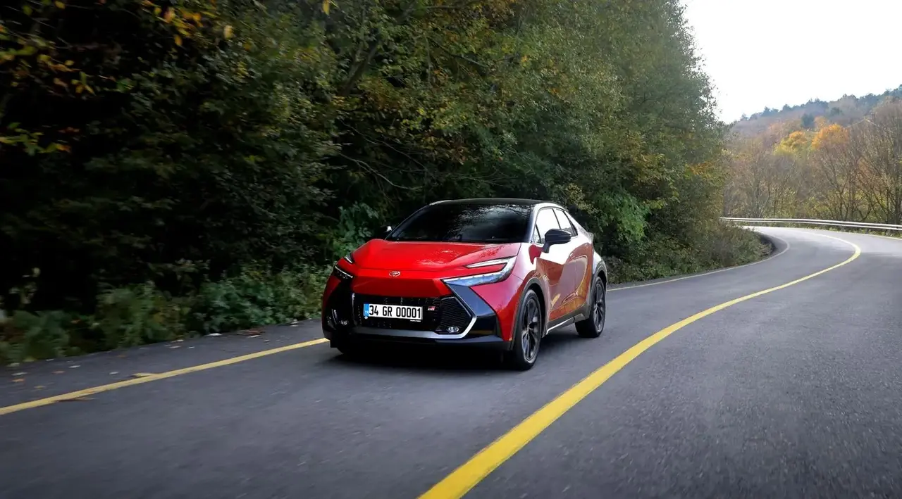Yeni Toyota C HR Hybrid GR SPORT.webp