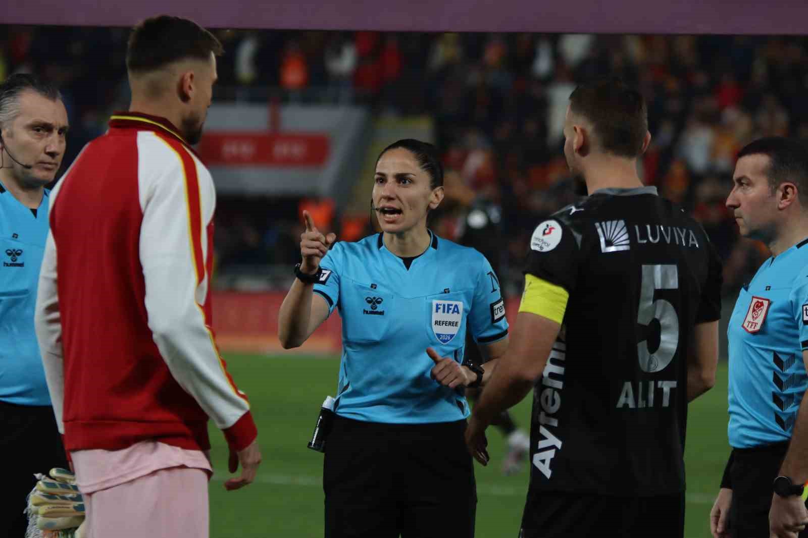 Süper Lig’de 22 yıl sonra bir ilk: Kadın hakem düdük çaldı 2 556309