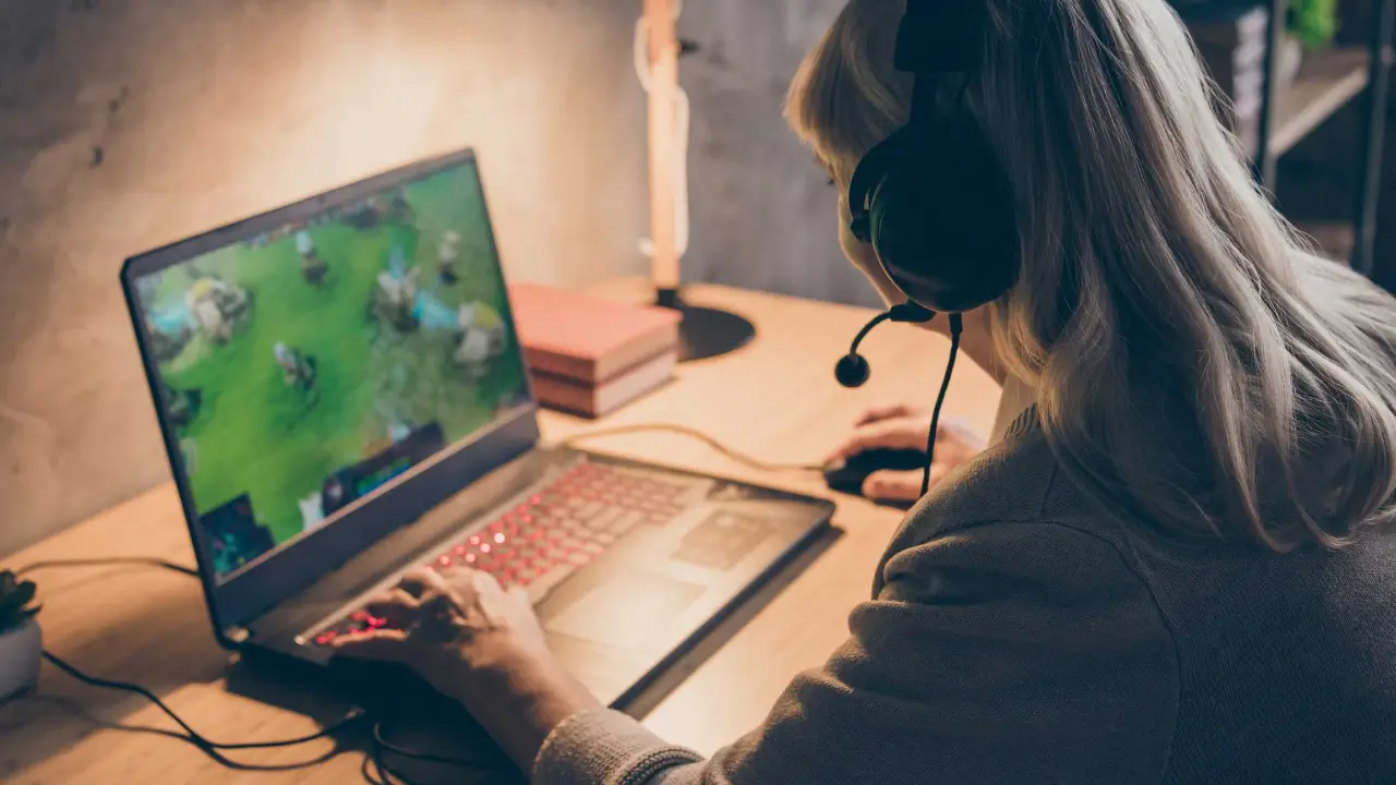 91 Yaşındaki Kadın Polis Baskınını Oralı Olmadan Oyununa Devam Etti 45 91 yasindaki kadin gamer.webp