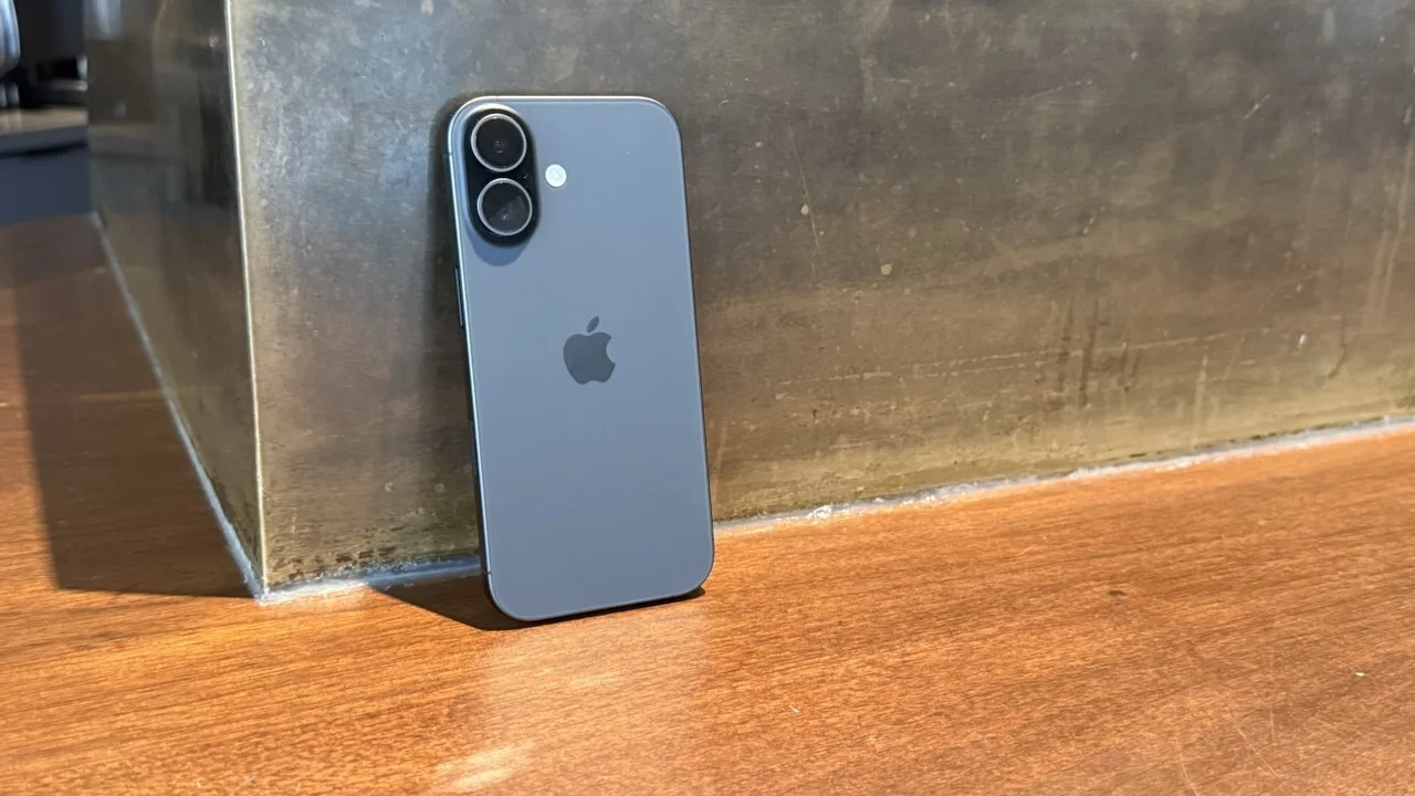 apple akilli telefon pazarinda payini artirdi.webp