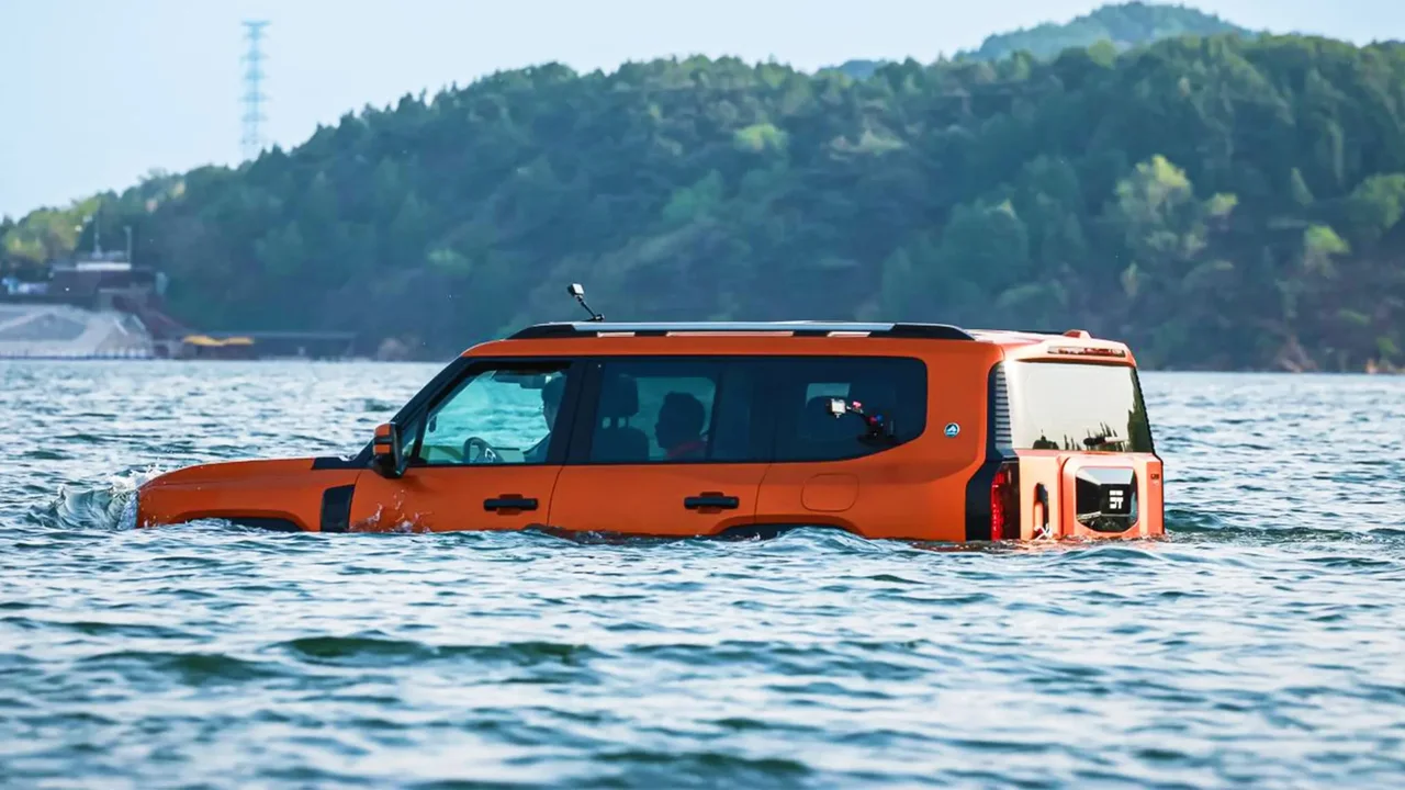 hem suda yuzen hem kara giden suv.webp