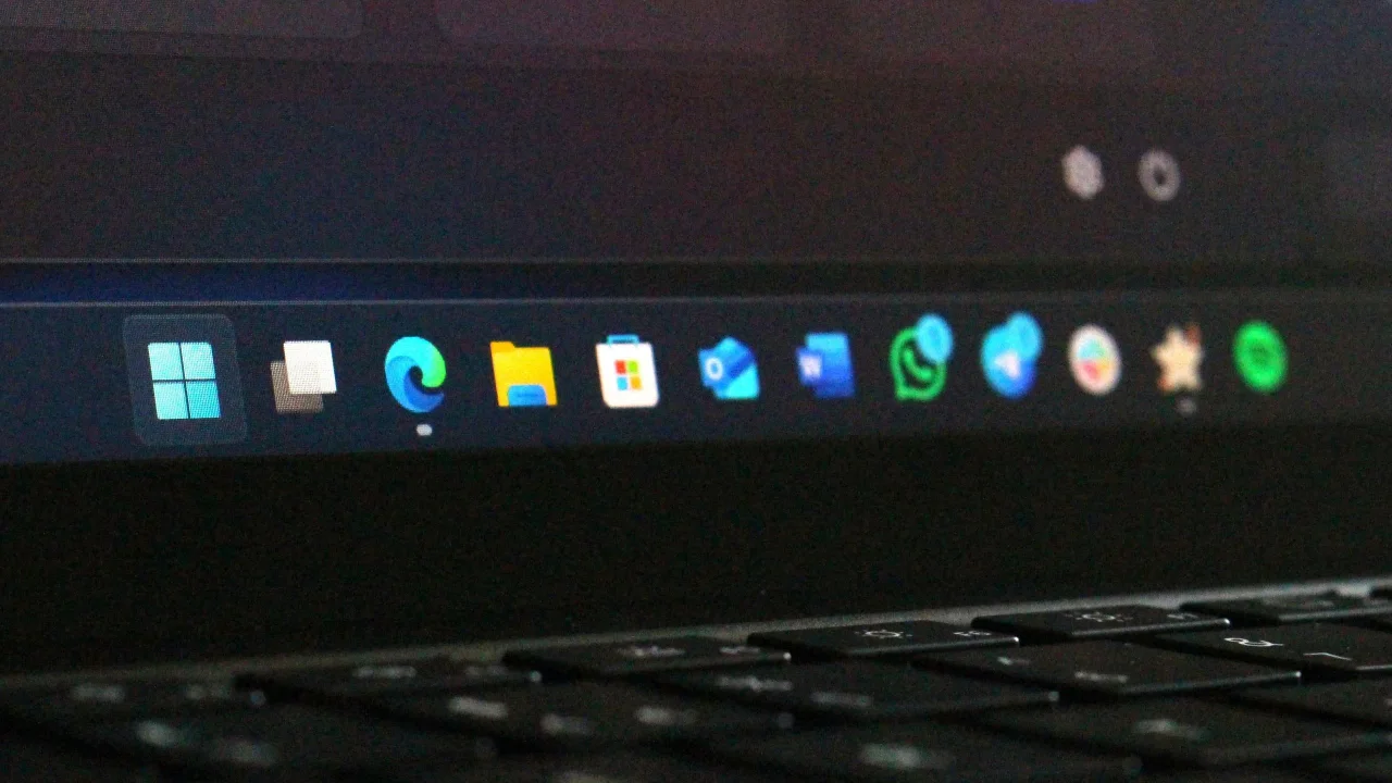 windows 11de baslat menusu ve gorev cubugu yenileniyor.webp