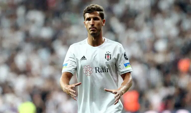 Beşiktaş'ta ayrılık kararı! Tecrübeli futbolcuyla yollar ayrılıyor 1 559799