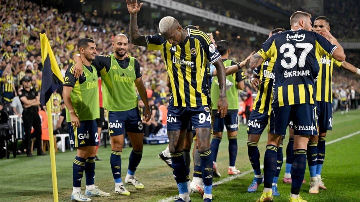 Fenerbahçe'de büyük değişim iddiası! 8 yıldız için ayrılık kararı 1 560276