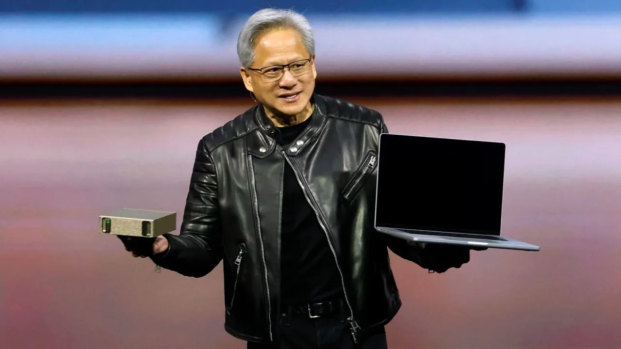 Nvidia CEO'su Jensen Huang'ın Deri Ceketi Açık Artırmada 960 Bin Dolara Satıldı 13 nvidia ceosu jensen huangin deri ceketi acik artirmada 960 bin dolara satildi.webp